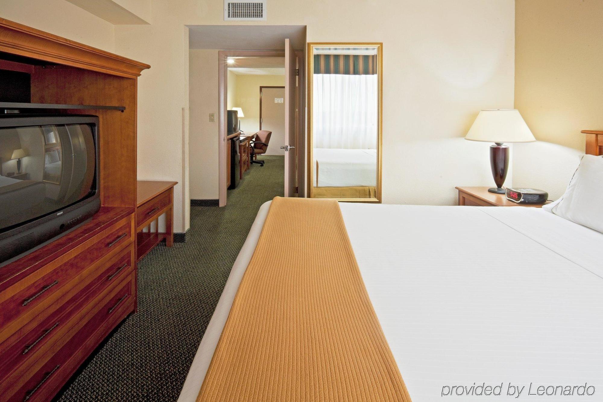 Holiday Inn Express Hotel & Suites Miami - Hialeah By Ihg Exterior photo