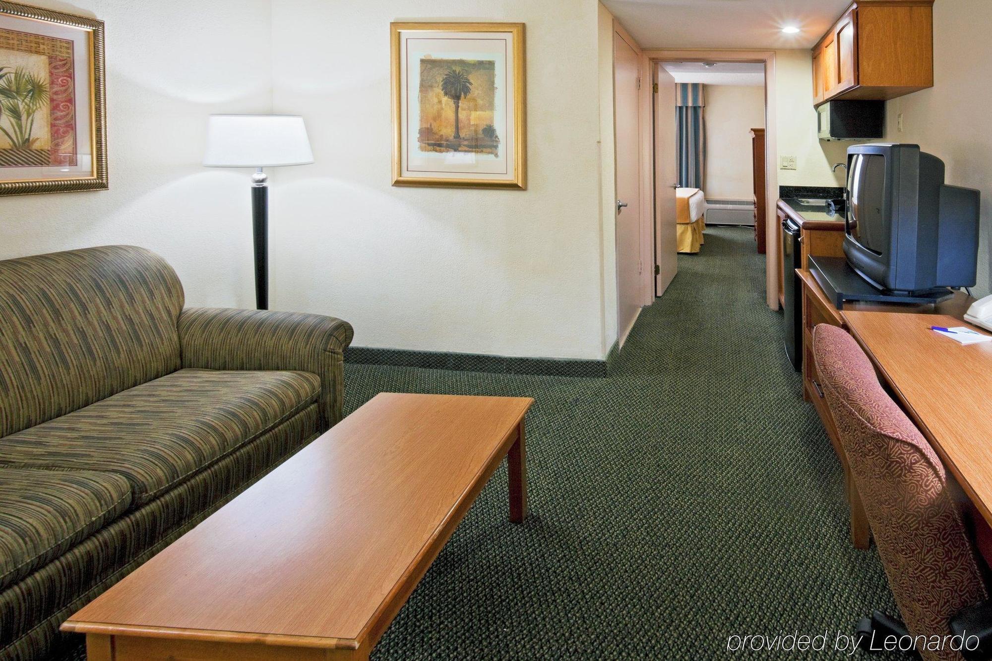 Holiday Inn Express Hotel & Suites Miami - Hialeah By Ihg Exterior photo