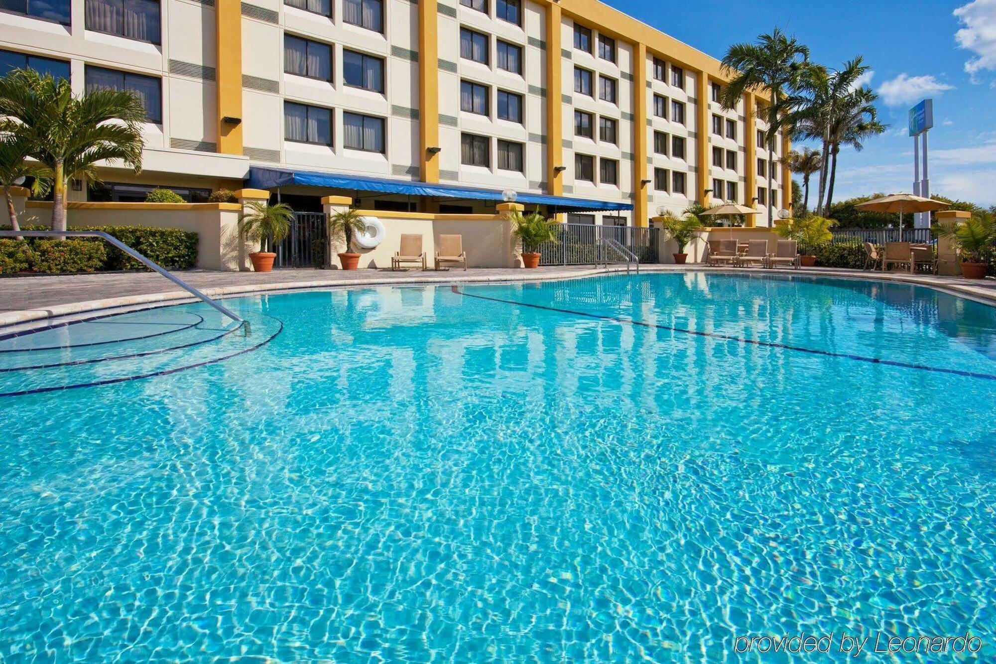 Holiday Inn Express Hotel & Suites Miami - Hialeah By Ihg Exterior photo